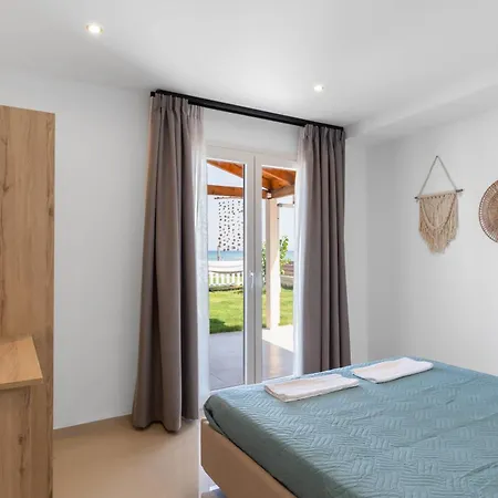 Seafront Melachrinou Mólos