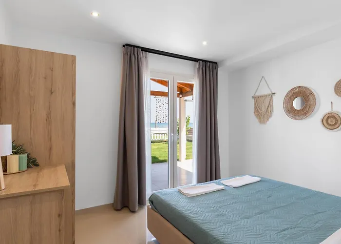 Seafront Melachrinou Mólos